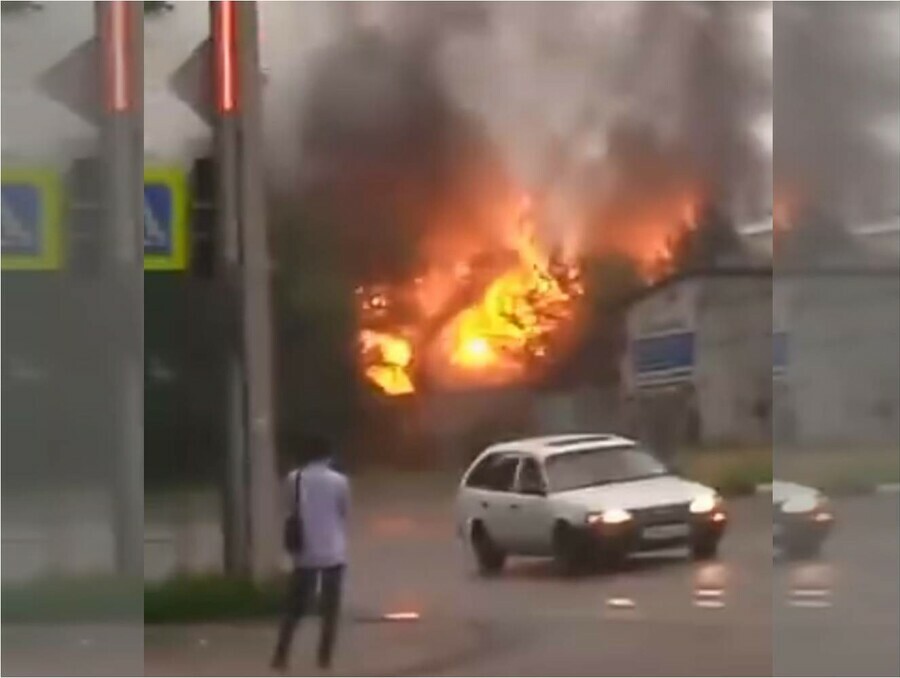 В Благовещенске опять горит частный дом на Горького  Лазо видео
