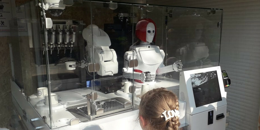 Робот Кики в Благовещенске после перерыва снова торгует мороженым