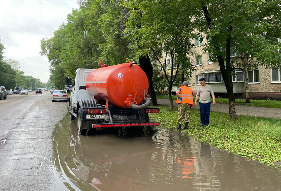 Ночной дождь залил Благовещенск На улицы вышла спецтехника