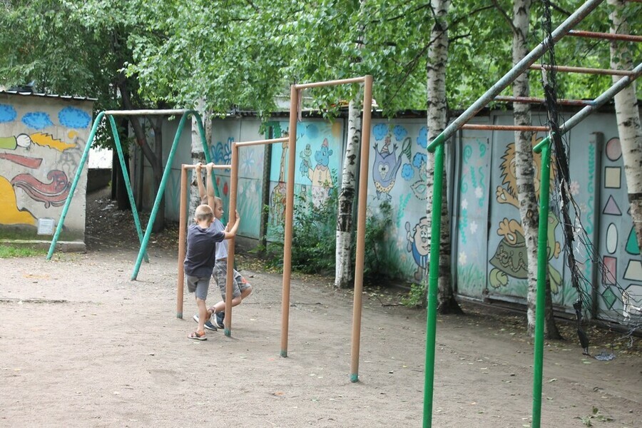 В Благовещенске прокуратура обязала управляйки устранить нарушения на опасных детских площадках