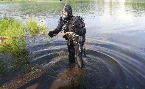 Видимость нулевая и сильное течение в реке Зее водолазы искали пропавшего мужчину