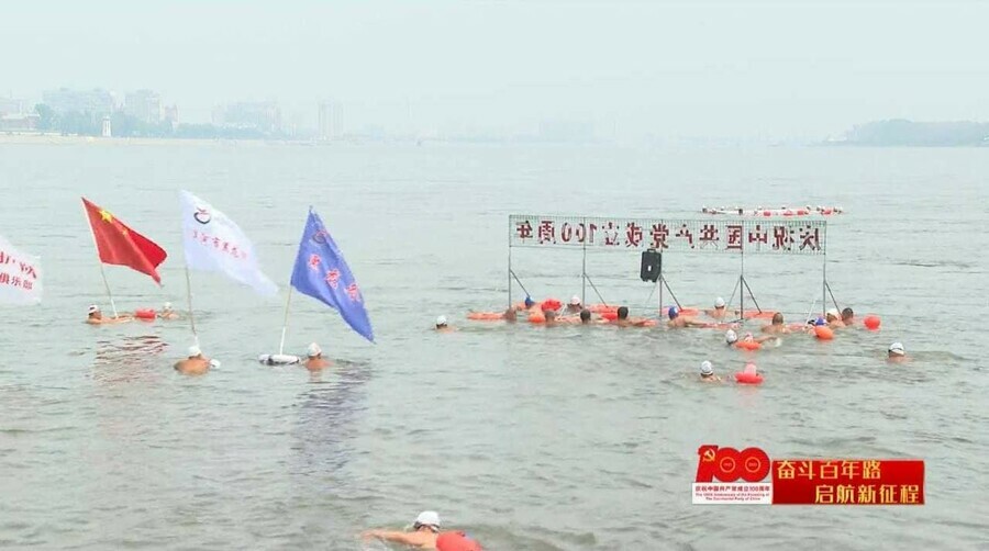 100 жителей Китая проплыли по Амуру Зачем