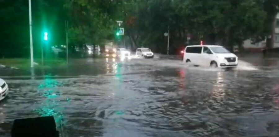 Благовещенск накрыл тропический ливень Многие улицы оказались под водой фото видео