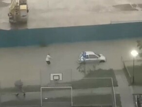 Прошедший ливень усугубил ситуацию на тонущей улице Заводской видео
