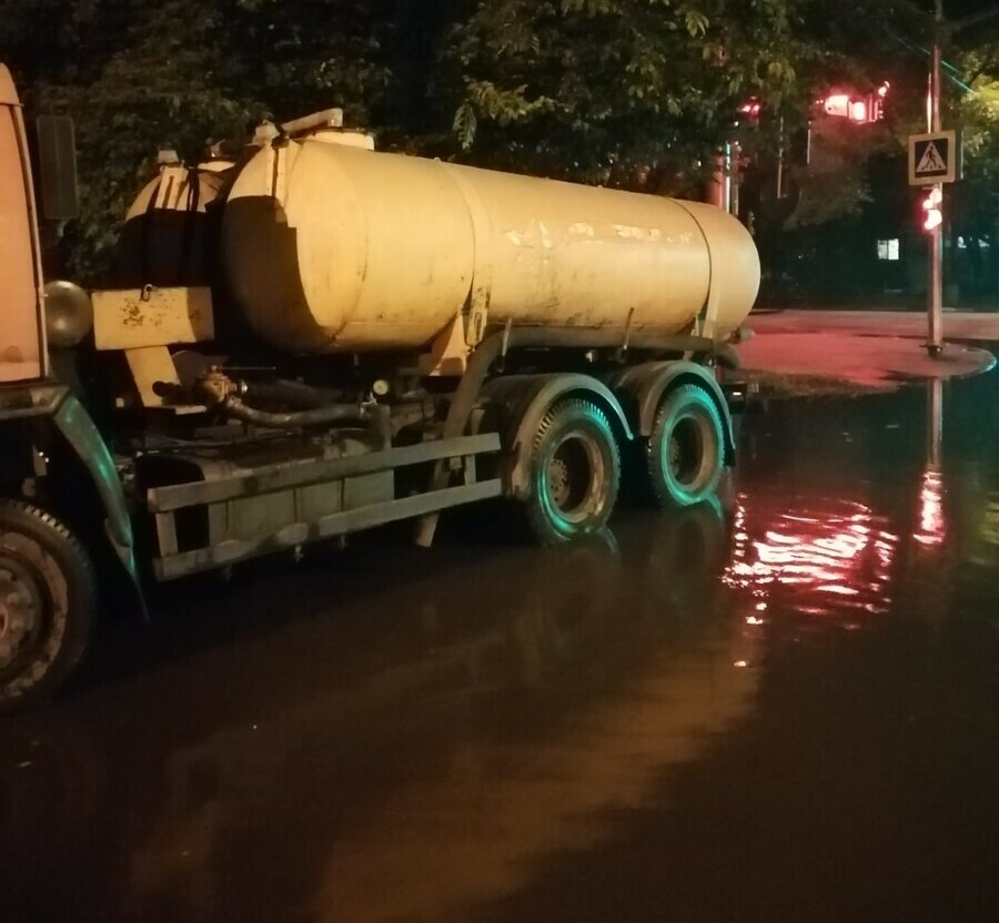 После прошедшего ливня в Благовещенске всю ночь откачивали воду с улиц