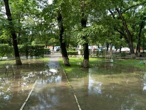 После ливня в Благовещенске оказался затоплен сквер возле ЦЭВа фото