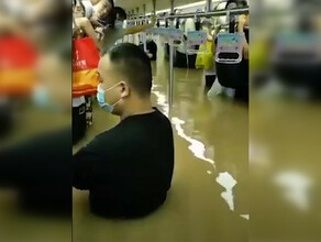 В Китае изза разгула стихии затопило метрополитен и дороги Есть жертвы видео
