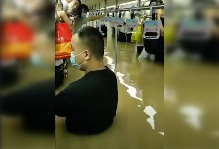 В Китае изза разгула стихии затопило метрополитен и дороги Есть жертвы видео