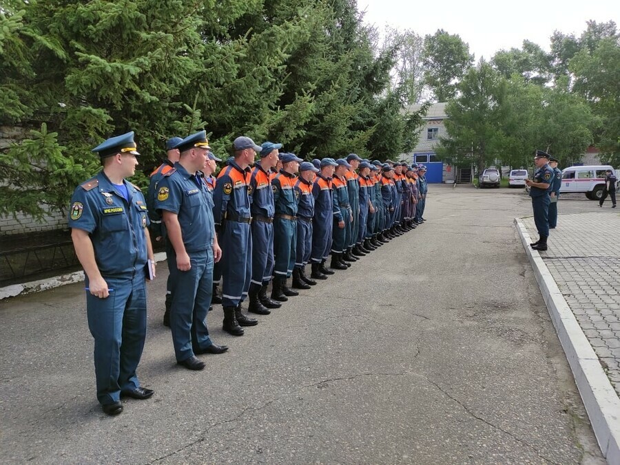 В связи с повышением уровня воды в реке Томь в Белогорск направилась аэромобильная группировка МЧС 