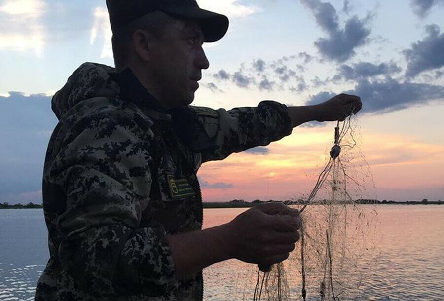 Ловись сеть большая и маленькая амурские охотоведы очищают водоёмы от снастей и мусора 