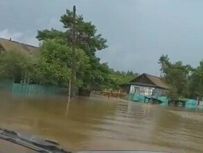 В Ромненском округе Приамурья после сильного дождя затопило жилые дома От удара стихии разрушаются дороги видео
