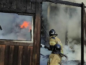 В центре Благовещенска перекрыли часть Горького загорелся очередной деревянный дом фото видео