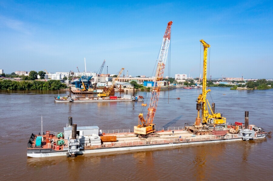 На Зейском мосту начали возводить опоры с барж 