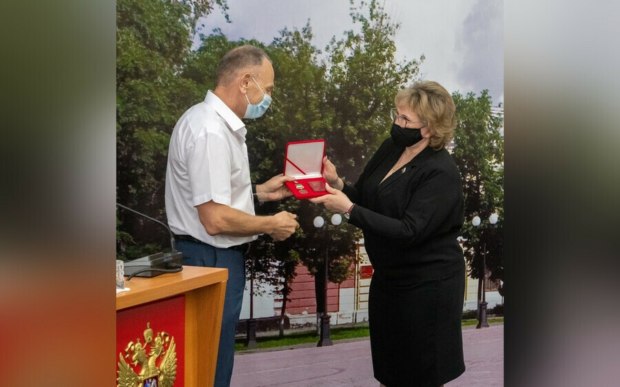 В Благовещенске меценату Александру Федорчуку вручили медаль за заслуги перед городом и 50 тысяч