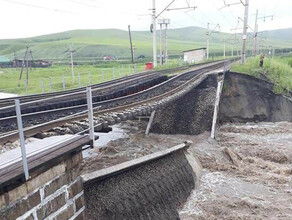 Сильные дожди в Забайкалье стали причиной обрушения жд моста на Транссибе Задержан поезд фото