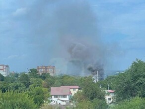 В Благовещенске на частной территории произошел пожар Огнеборцы пытаются отстоять соседние дома видео