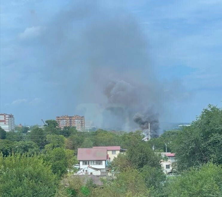 В Благовещенске на частной территории произошел пожар Огнеборцы пытаются отстоять соседние дома видео