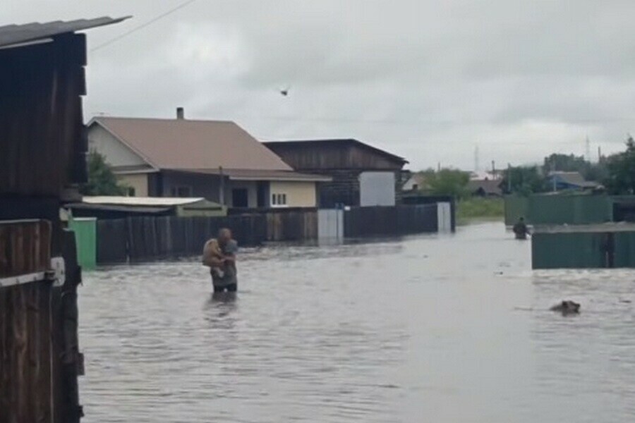 Паводок подтопил более 900 приусадебных участков и 450 домов в Шилке в Забайкалье видео