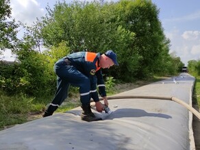 Возле Белогорска поднимается уровень воды в реке Томь Строятся новые дамбы фото