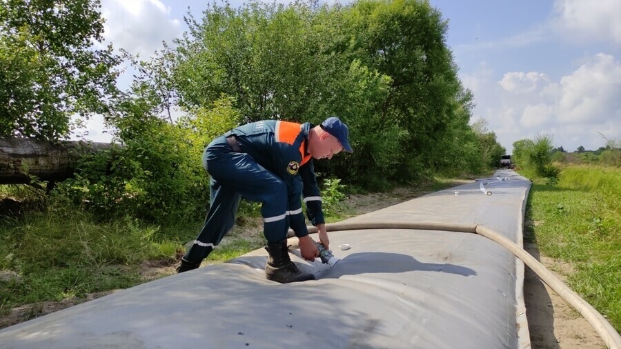 Возле Белогорска поднимается уровень воды в реке Томь Строятся новые дамбы фото