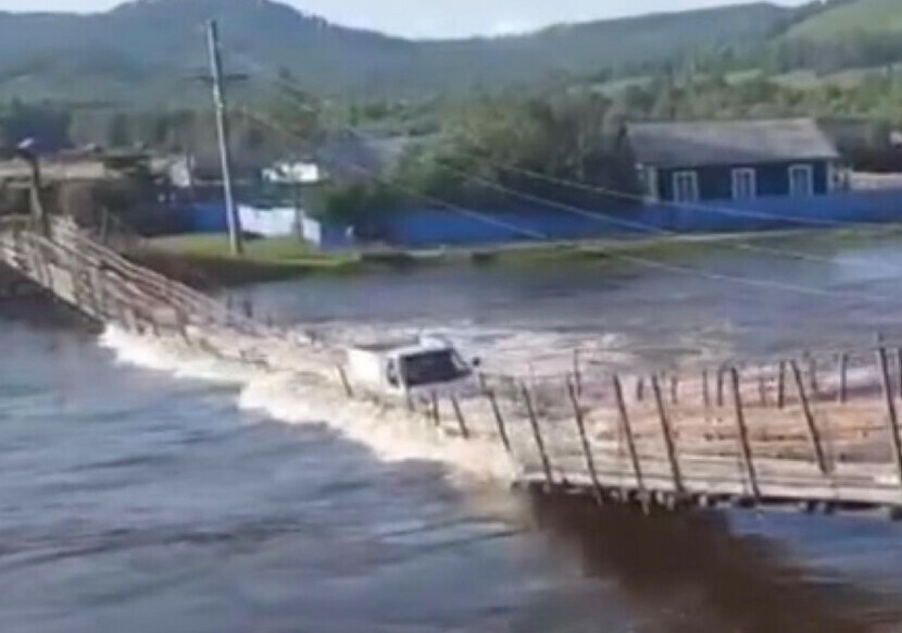 В Забайкальском крае автомобиль рухнул в воду когда ехал по пешеходному мосту видео