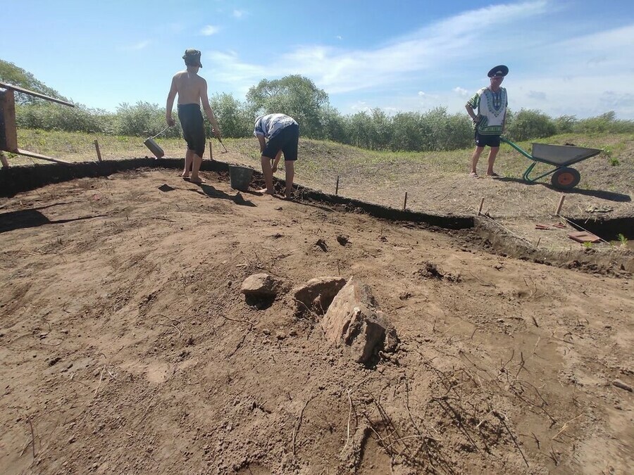 В Амурской области на раскопках ушастого городища археологи дошли до странных камней 