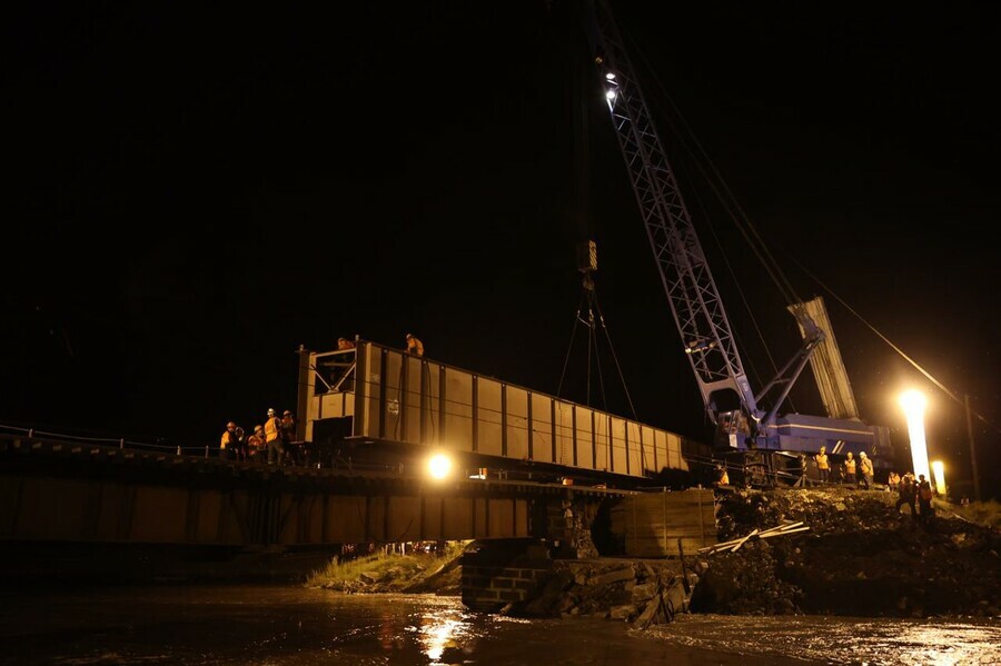В Забайкалье восстановили первое пролетное строение рухнувшего жд моста на Транссибе фото