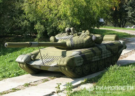 В России почти на 50 миллионов рублей закупят надувные танки ракетные комплексы и самолеты