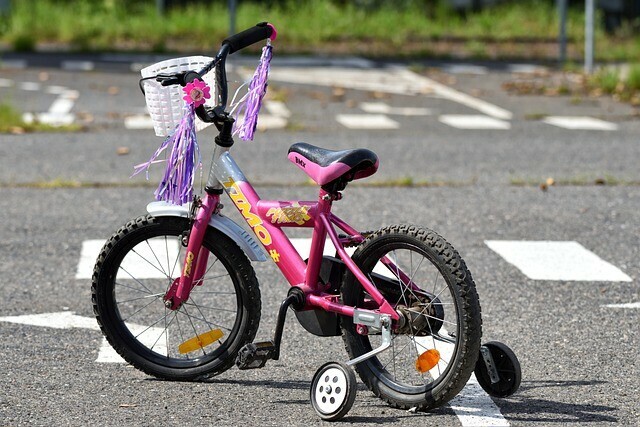 Во дворе Благовещенска водитель сдавал назад и сбил маленькую девочку на велосипеде