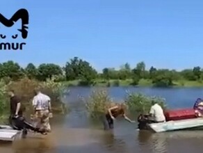 Подъезды к кладбищам  это реальная проблема Изза паводка в амурском селе умерших перевозят на лодках видео