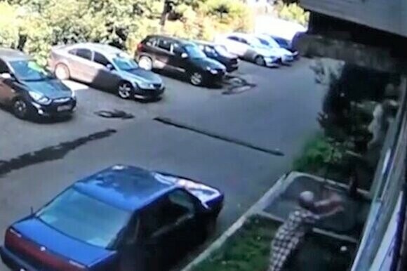 Женщина поймала выпавшего из окна ребенка видео