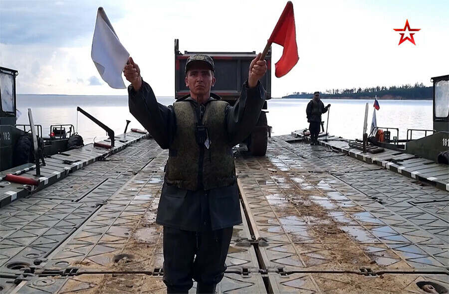 Военнослужащие ВВО наладили переправу через Зею для техники идущей на БАМ