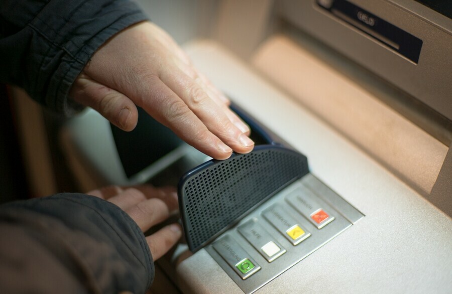 Сбербанк начал принимать карты American Express в терминалах и банкоматах