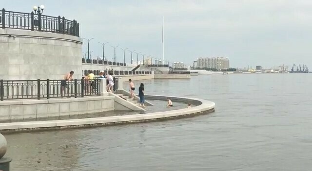 В Благовещенске вновь резко поднимаются уровни Амура и Зеи На затопленной набережной купаются дети видео