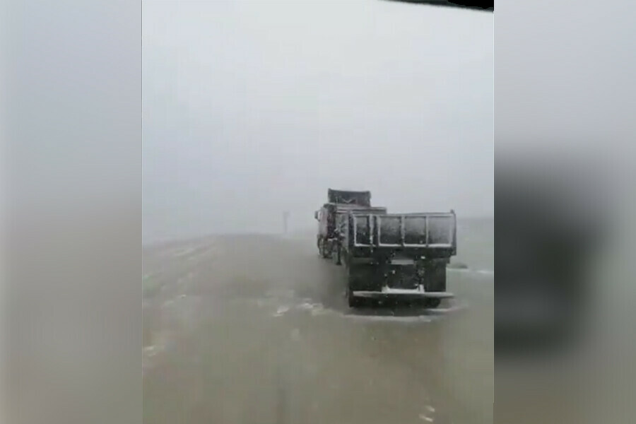В Магаданской области выпал снег видео
