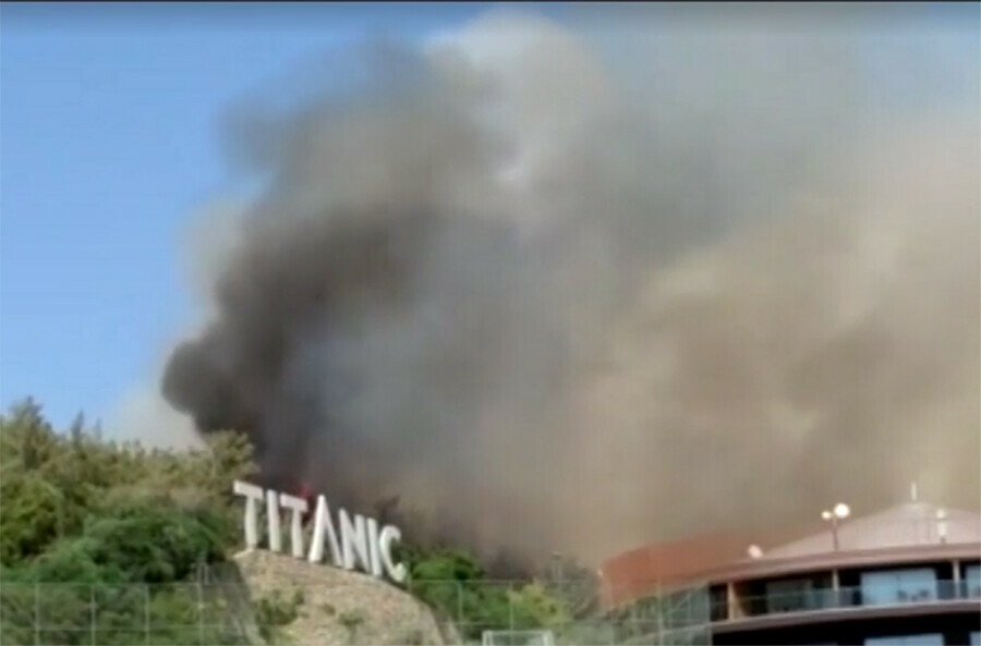 В Турции изза сильных пожаров эвакуируют туристов из отелей 