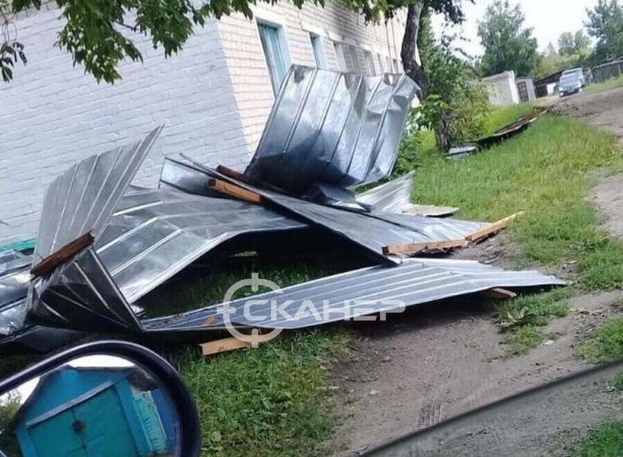 В Белогорском районе разгулялась стихия Ветер вырывал с корнем деревья срывал крыши с домов фото