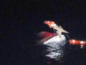 В Крыму перевернулось прогулочное судно изза увидевших медузу туристов