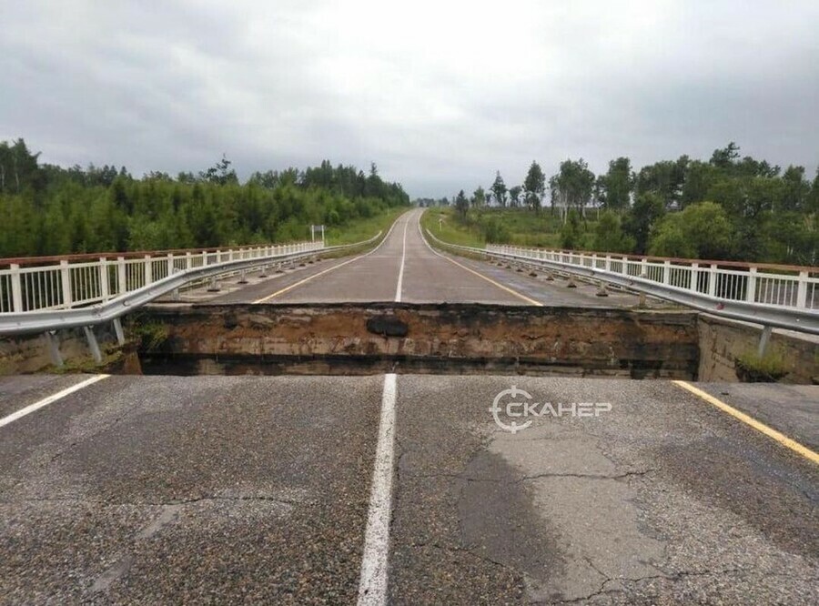 В Амурской области паводок отрезал Талакан от внешнего мира Обвалился мост видео