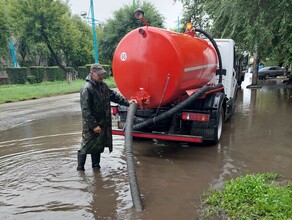 В Благовещенске воду с улиц после дождя откачивают 12 вакуумных машин фото
