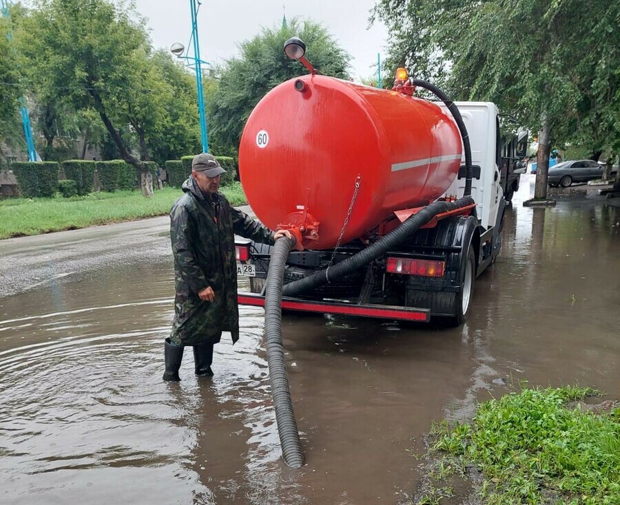 В Благовещенске воду с улиц после дождя откачивают 12 вакуумных машин фото