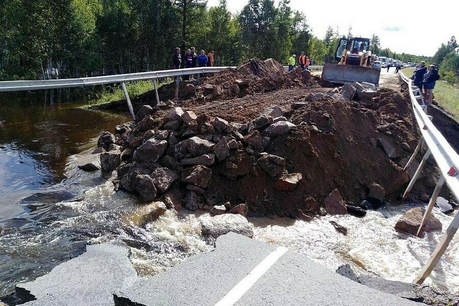 Движение по федеральной трассе Амур открыли частично Прокуратура начала проверку по факту обрушения дороги фото