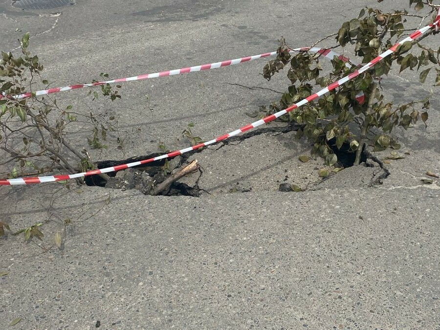 В центре Благовещенска образовался очередной провал фото