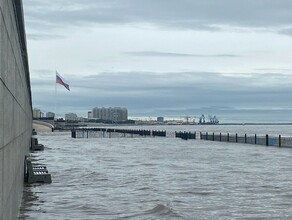 Уровни рек все выше и выше благовещенская набережная снова быстро уходит под воду фото