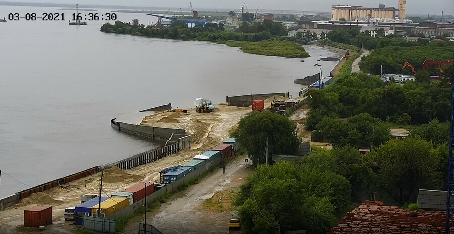 В Благовещенске прибывающая в Зее вода вплотную подошла к строящейся набережной фото