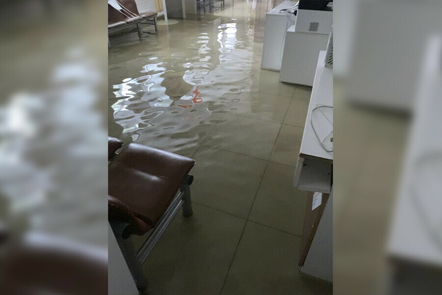 В Райчихинске затопило местный МФЦ 