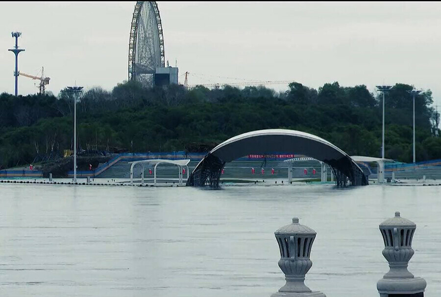 В китайском городе Хэйхэ напротив Благовещенска ушел под воду остров Большой Хэйхэ фотовидео 