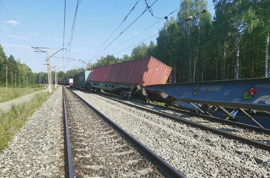 Утечка керосина на месте схода грузовых вагонов на ЗабЖД устранена видео