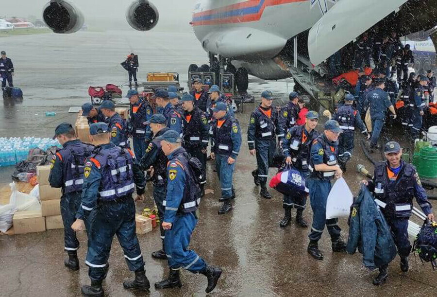 На помощь амурчанамподтопленцам прилетели 80 спасателей из Сибири 