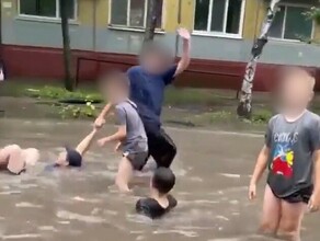 На утонувшей после дождя улице Дьяченко в микрорайоне дети устроили массовый заплыв видео